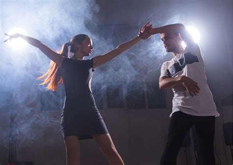 bailando al desnudo|Esta pareja tiene una CITA DE BAILE AL DESNUDO .